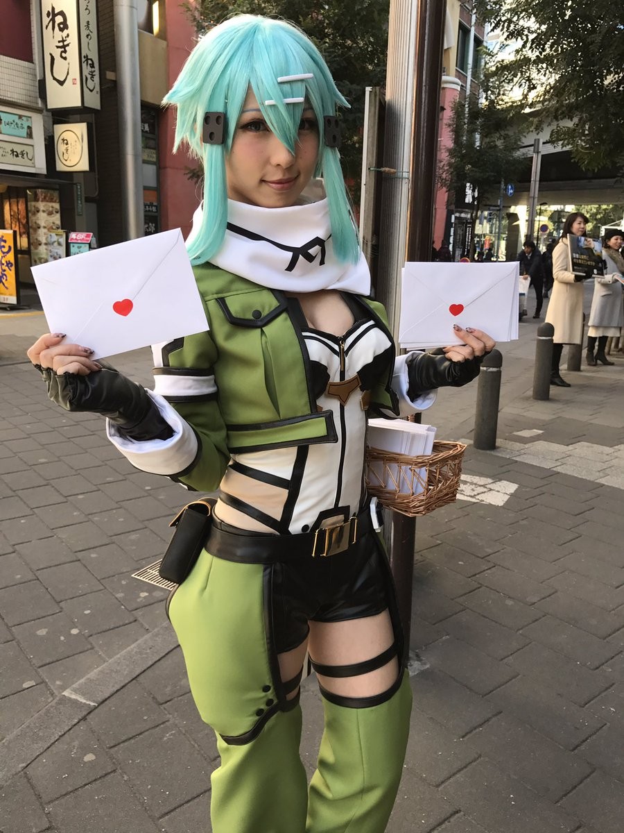 Sword Art Online Cosplayerleri, çeşitli Tokyo bölgelerinde mesaj kartları dağıttı