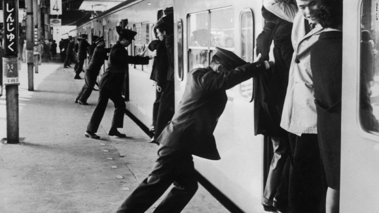 Tokyo'nun Shinjuku istasyonundaki 1967 yılında çekilen bir kare