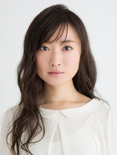 Kyoko Hihara, Raku ve Chitoge'nın sınıf öğretmeni rollerinde Marika Matusmoto