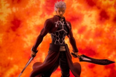 EMIYA Yeni Fate/stay night Figürü ile Dimdik Ayakta